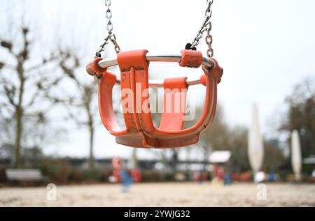 PRODUKTION - 11. Dezember 2024, Hessen, Frankfurt/Main: Eine Schaukel für Kleinkinder steht auf einem Kinderspielplatz am Mainufer in Frankfurt. Foto: Arne Dedert/dpa Stockfoto