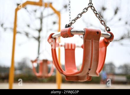 PRODUKTION - 11. Dezember 2024, Hessen, Frankfurt/Main: Eine Schaukel für Kleinkinder steht auf einem Kinderspielplatz am Mainufer in Frankfurt. Foto: Arne Dedert/dpa Stockfoto