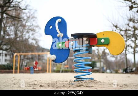 PRODUKTION - 11. Dezember 2024, Hessen, Frankfurt/Main: Ein Federschaukel für Kleinkinder steht auf einem Kinderspielplatz am Mainufer in Frankfurt. Foto: Arne Dedert/dpa Stockfoto