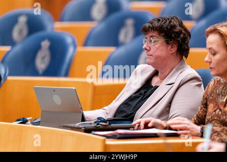 10. DEZEMBER 2024 Niederländisch Tweede Kamer Plenardebatte DEN HAAG, NIEDERLANDE - 10. DEZEMBER: Jacqueline van den Hil VVVD während der Plenardebatte im Tweede Kamer am 10. Dezember 2024 in den Haag, Niederlande den Haag Tweede Kamer Niederlande Inhalte können in den Niederlanden nicht direkt oder indirekt über Dritte weiterverbreitet werden. Copyright: XJohnxBeckmannx Stockfoto