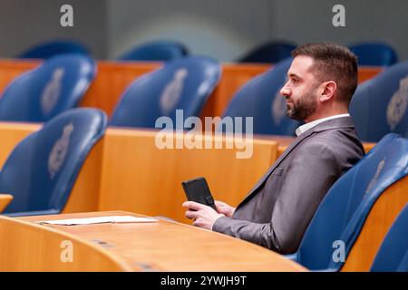 10-12-10 Dutch Tweede Kamer Plenardebatte DEN HAAG, NIEDERLANDE - 10. DEZEMBER: Stephan van Baarle DENK während der Plenardebatte im Tweede Kamer am 10. Dezember 2024 2024 in den Haag, Niederlande den Haag Tweede Kamer Niederlande Inhalte können in den Niederlanden nicht direkt oder indirekt über Dritte weiterverbreitet werden. Copyright: XJohnxBeckmannx Stockfoto