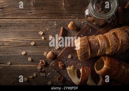 Köstliche, frisch gebackene Kaminkuchenrollen auf einem rustikalen Holztisch, Kopierraum Stockfoto