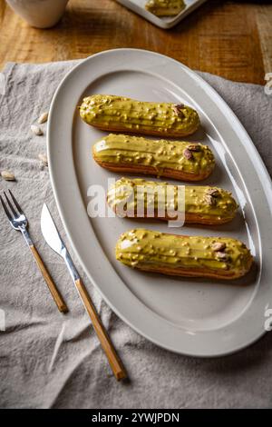 Traditionelles französisches Dessert. Wunderschöne Eclairs mit Pistazienglasur Stockfoto