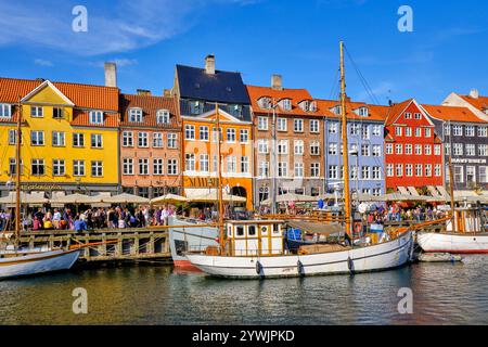 Nyhavn, oder New Harbour, ist ein aus dem 17. Jahrhundert stammendes Wasser-, Kanal- und Unterhaltungsviertel mit vielen Restaurants und Bars in Kopenhagen, Dänemark. Stockfoto