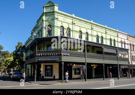 Straßenszene in der King Street, Newtown, Sydney, Australien, mit dem Newtown Hotel Stockfoto