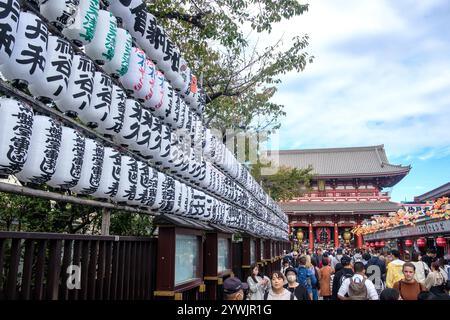Chochins: Traditionelle japanische Laternen säumen die Nakamise-Straße, die zum Senso Ji-Tempel in Tokio führt Stockfoto