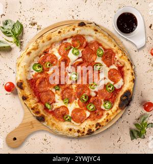 Köstliche Peperoni-Pizza mit geschmolzenem Mozzarella und in Scheiben geschnittenen Jalapenos Stockfoto