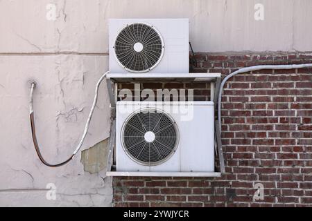 Externe Klimaanlagen an der Wand eines Gebäudes in Seoul, Südkorea. Stockfoto