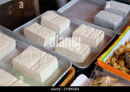 Koreanisches Essen auf dem Nambu Market in Jeonju, Südkorea. Frische Tofu-Blöcke. Stockfoto