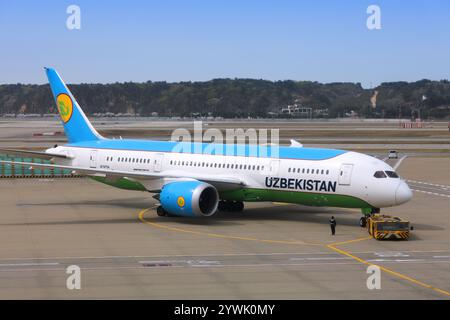 SEOUL, SÜDKOREA - 10. APRIL 2023: Uzbekistan Airways Boeing 787 Dreamliner Ankunft am Seoul Incheon Airport, dem Hauptflughafen Südkoreas. Stockfoto