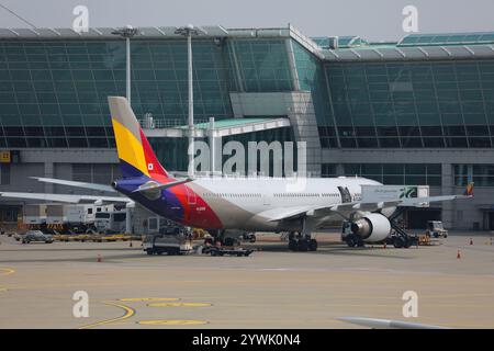 SEOUL, SÜDKOREA - 10. APRIL 2023: Asiana Airlines Airbus A330 parkt am Flughafen Seoul Incheon, dem Hauptflughafen Südkoreas. Stockfoto