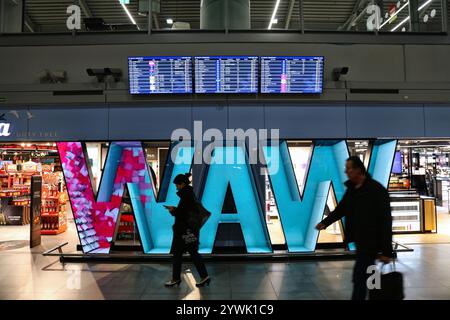 WARSCHAU, POLEN - 24. MÄRZ 2023: Passagiere beeilen sich am Flughafen Warschau (IATA-Code: WAW) in Polen. Stockfoto