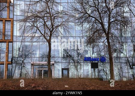 WARSCHAU, POLEN - 24. MÄRZ 2023: Gdanski Business Center GBC Gebäude in Warschau. Allianz Versicherungsgesellschaft. Stockfoto