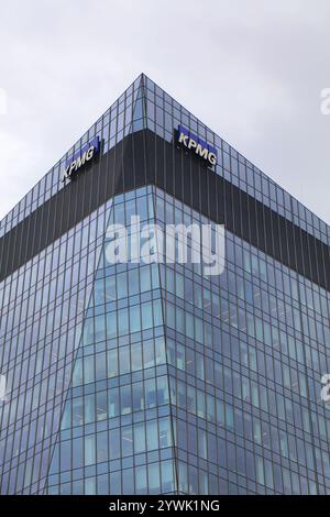 WARSCHAU, POLEN - 24. MÄRZ 2023: Gdanski Business Center GBC Gebäude in Warschau. KPMG Finanzprüfungsgesellschaft. Stockfoto