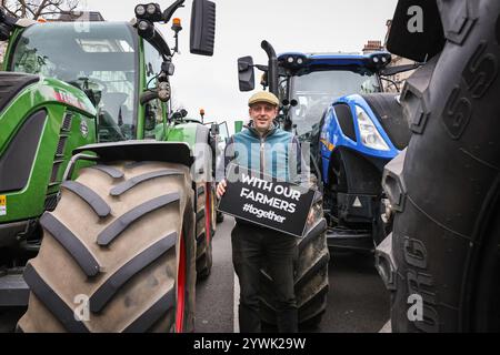 London, Großbritannien. Dezember 2024. Heute findet in Whitehall und am Parliament Square ein großangelegter Protest britischer Bauern als Reaktion auf die Änderungen der landwirtschaftlichen Erbschaftssteuer statt. Schätzungsweise 20 km wurden unterstützt und beteiligt, während mehrere hundert Landwirte ihre Traktoren aus Whitehall und Westminster zu einem Traktor-cade gebracht haben. Quelle: Imageplotter/Alamy Live News Stockfoto