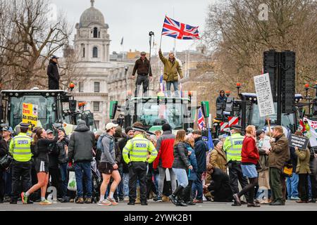 London, Großbritannien. Dezember 2024. Heute findet in Whitehall und am Parliament Square ein großangelegter Protest britischer Bauern als Reaktion auf die Änderungen der landwirtschaftlichen Erbschaftssteuer statt. Schätzungsweise 20 km wurden unterstützt und beteiligt, während mehrere hundert Landwirte ihre Traktoren aus Whitehall und Westminster zu einem Traktor-cade gebracht haben. Quelle: Imageplotter/Alamy Live News Stockfoto