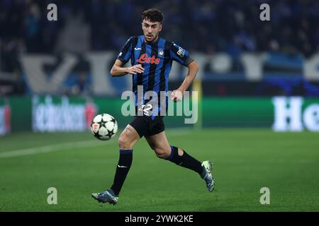 Bergamo, Italien. Dezember 2024. Matteo Ruggeri von Atalanta BC in Aktion während des Spiels der UEFA Champions League 2024/25 Phase MD6 zwischen Atalanta BC und Real Madrid C.F. im Gewiss Stadium am 10. Dezember 2024 in Bergamo, Italien. Quelle: Marco Canoniero/Alamy Live News Stockfoto