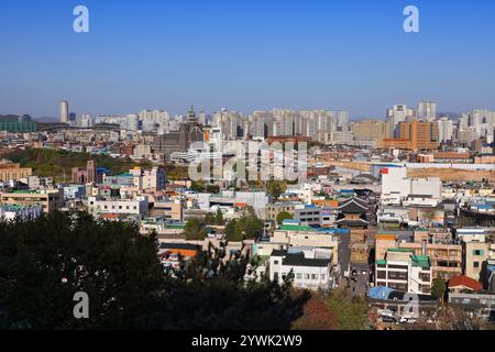 SUWON, SÜDKOREA - 8. APRIL 2023: Moderne Skyline von Suwon. Es ist eine der größten Städte Südkoreas. Stockfoto