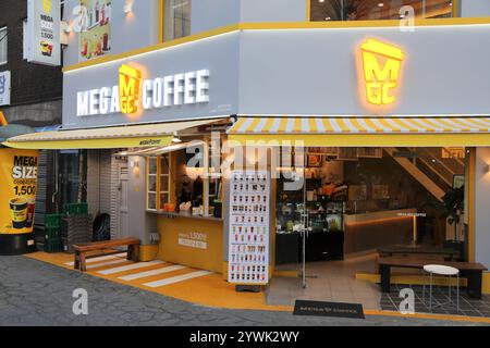 SUWON, SÜDKOREA - 8. APRIL 2023: Mega Coffee Shop in Suwon City, Südkorea. Stockfoto