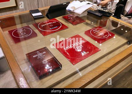 SINGAPUR CITY, SINGAPUR - 11. MÄRZ 2024: Mehrere Michelin Guide Star Awards werden im Restaurant Putien in Singapur City ausgestellt. Stockfoto