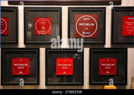 SINGAPUR CITY, SINGAPUR - 11. MÄRZ 2024: Mehrere Michelin-Sterne-Auszeichnungen werden im Restaurant Putien in Singapur City ausgestellt. Stockfoto