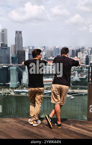 SINGAPUR CITY, SINGAPUR - 12. MÄRZ 2024: Die Menschen genießen den Blick auf Singapur City von der Marina Bay Sands SkyPark Aussichtsplattform. Stockfoto
