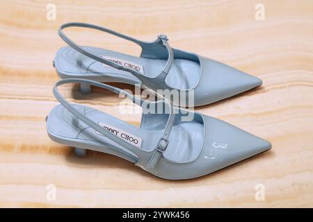SINGAPUR STADT, SINGAPUR - 12. MÄRZ 2024: Jimmy Choo Premium-Marke Kätzchen Absatz Damenschuhe im Schaufenster des Jimmy Choo Stores. Stockfoto