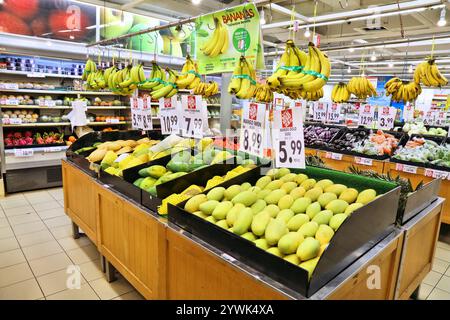 KUALA LUMPUR, MALAYSIA - 17. MÄRZ 2024: Obstgang mit Mangoborten in einem Lebensmittelgeschäft in Kuala Lumpur. Stockfoto