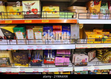 KUALA LUMPUR, MALAYSIA - 17. MÄRZ 2024: Süßer Gang mit Schokoladenmarken in einem Lebensmittelgeschäft in Kuala Lumpur. Stockfoto