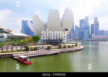 SINGAPUR CITY, SINGAPUR - 12. MÄRZ 2024: Blick auf das ArtScience Museum in Marina Bay, Singapur City. Stockfoto