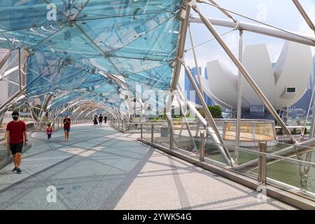 SINGAPUR CITY, SINGAPUR - 12. MÄRZ 2024: Die Menschen besuchen die Helix Bridge in Marina Bay, Singapur City. Stockfoto