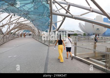 SINGAPUR CITY, SINGAPUR - 12. MÄRZ 2024: Die Menschen besuchen die Helix Bridge in Marina Bay, Singapur City. Stockfoto