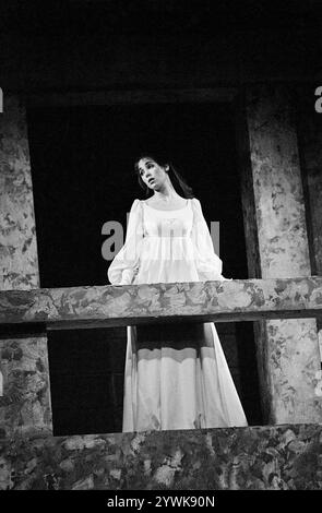 Louise Purnell (Julia) in ROMEO UND JULIA von Shakespeare at the Young Vic, London SE1 02/12/1971 Design: Tim Goodchild Beleuchtung: Derek Bown Choreograf & Fights: Michael Owen Morris Regisseur: Peter James Stockfoto