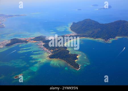 Gaya Island (Pulau Gaya) mit Korallenriffen im Tunku Abdul Rahman Nationalpark in der Nähe von Kota Kinabalu, Malaysia. Stockfoto