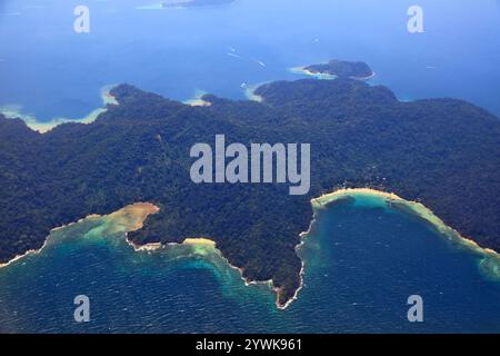 Gaya Island (Pulau Gaya) mit Korallenriffen im Tunku Abdul Rahman Nationalpark in der Nähe von Kota Kinabalu, Malaysia. Stockfoto