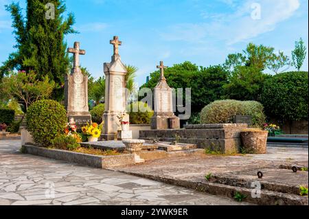 Alter traditioneller Friedhof in Süddalmatien, Kroatien Stockfoto