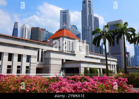 Das Parlamentsgebäude von Singapur mit der Skyline der Stadt im Hintergrund. Es befindet sich im Civic District des Downtown Core. Stockfoto