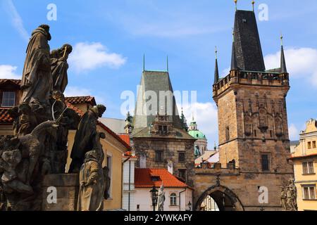 Blick auf die Karlsbrücke auf den Mala Strana Brückenturm (Malostranska mostecka vez). Mittelalterlicher Turm in Prag Stadt, Tschechien. Stockfoto