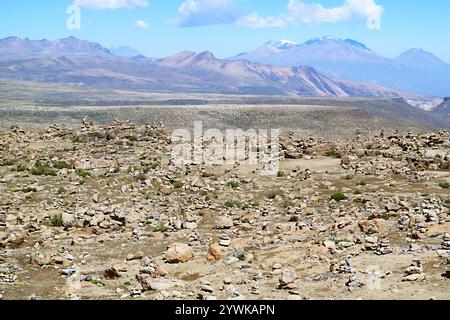 Mirador de los Andes, ein Aussichtspunkt für die umliegenden Vulkane am Patapampa Pass in der Region Arequipa, Peru, Südamerika Stockfoto