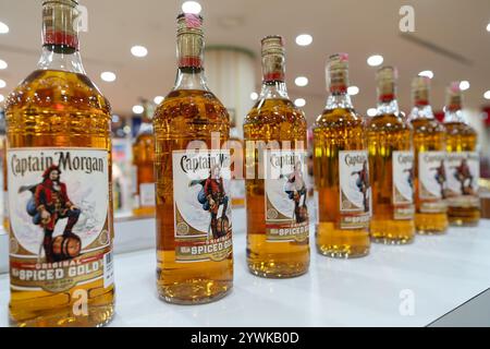 SENAI, MALAYSIA - 27. NOVEMBER 2023: Eine Reihe von Captain Morgan Rum-Flaschen im Duty-Free-Bereich des Senai International Airport. Stockfoto
