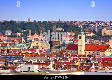 Stadtbild von Prag mit Pulverturm (Prasna Brana) und Kirche St. Jakobus dem Großen. Altstadt in Prag, Tschechien. Riegrovy Sady Park Stockfoto