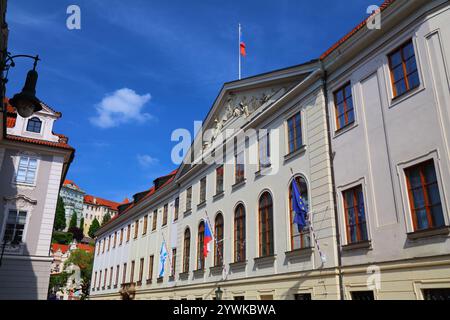 Parlament der Tschechischen Republik. Prager Wahrzeichen - Thun Palast (Thunovsky Palac). Das Gebäude beherbergt die Abgeordnetenkammer der Tschechischen Republik, lowe Stockfoto