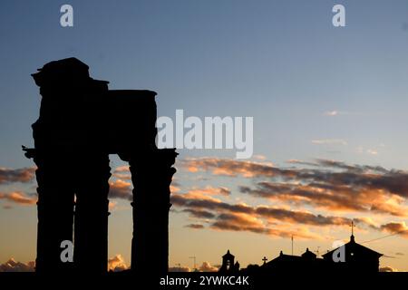 Roma, Italien. Dezember 2024. Tramonto dopo la pioggia sui Fori Imperiali - Mercoled&#xec; 11. Dezember 2024 - Cronaca - (Foto di Cecilia Fabiano/LaPresse) Sonnenuntergang nach dem Regen auf Forum Romanum &#x2014; Rom, Italien - Mittwoch, 11, 2024 - News - (Foto: Cecilia Fabiano/LaPresse) Credit: LaPresse/Alamy Live News Stockfoto