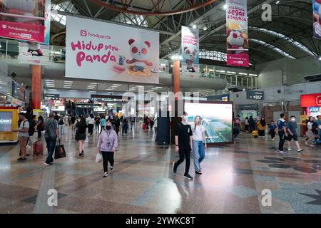 KUALA LUMPUR, MALAYSIA - 2. DEZEMBER 2023: Innenaufnahme von KL Sentral, Malaysias wichtigstem Verkehrsknotenpunkt, der Transitoptionen wie die KLIA verbindet Stockfoto