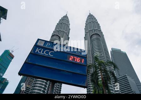 KUALA LUMPUR, MALAYSIA - 2. DEZEMBER 2023: Tiefwinkelaufnahme des verfügbaren Parkplatzschalters am KLCC mit den Petronas Towers im Hintergrund. Stockfoto