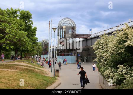 PRAG, TSCHECHISCHE REPUBLIK - 5. MAI 2024: Passagiere besuchen den Bahnhof Prag (Praha Hlavni Nadrazi), Tschechische Republik. Stockfoto