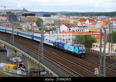 PRAG, TSCHECHISCHE REPUBLIK - 1. MAI 2024: Ceske Drahy CD-Personenzug in Prag, Tschechische Republik. Ceske Drahy ist der wichtigste nationale Zugbetreiber. Stockfoto
