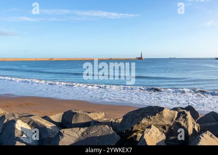 roker Pier und Leuchtturm sowie Strand- und Meeresschutzfelsen am Rokerstrand Sunderland tyne & Wear UK Stockfoto