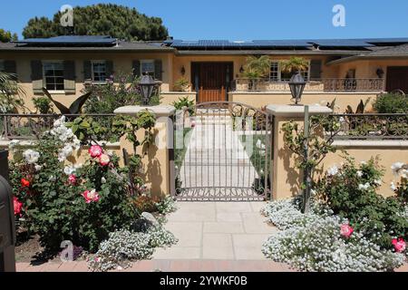 MALIBU, USA - 6. APRIL 2014: California House aus Sicht der öffentlichen Straße in Malibu, USA. Es hat Solarenergie-Panels auf dem Dach. Stockfoto