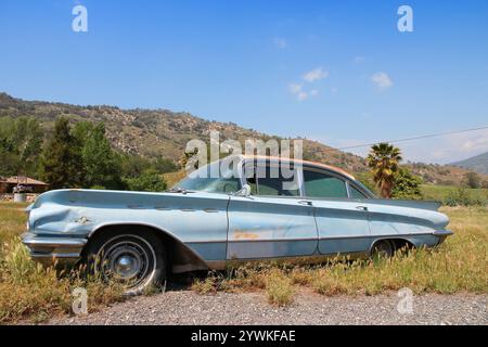 SPRINGVILLE, Vereinigte Staaten - 12 April 2014: 1960 Buick Invicta in Springville, Utah geparkt. Der Autohersteller Buick stammt aus dem Jahr 1903. Stockfoto